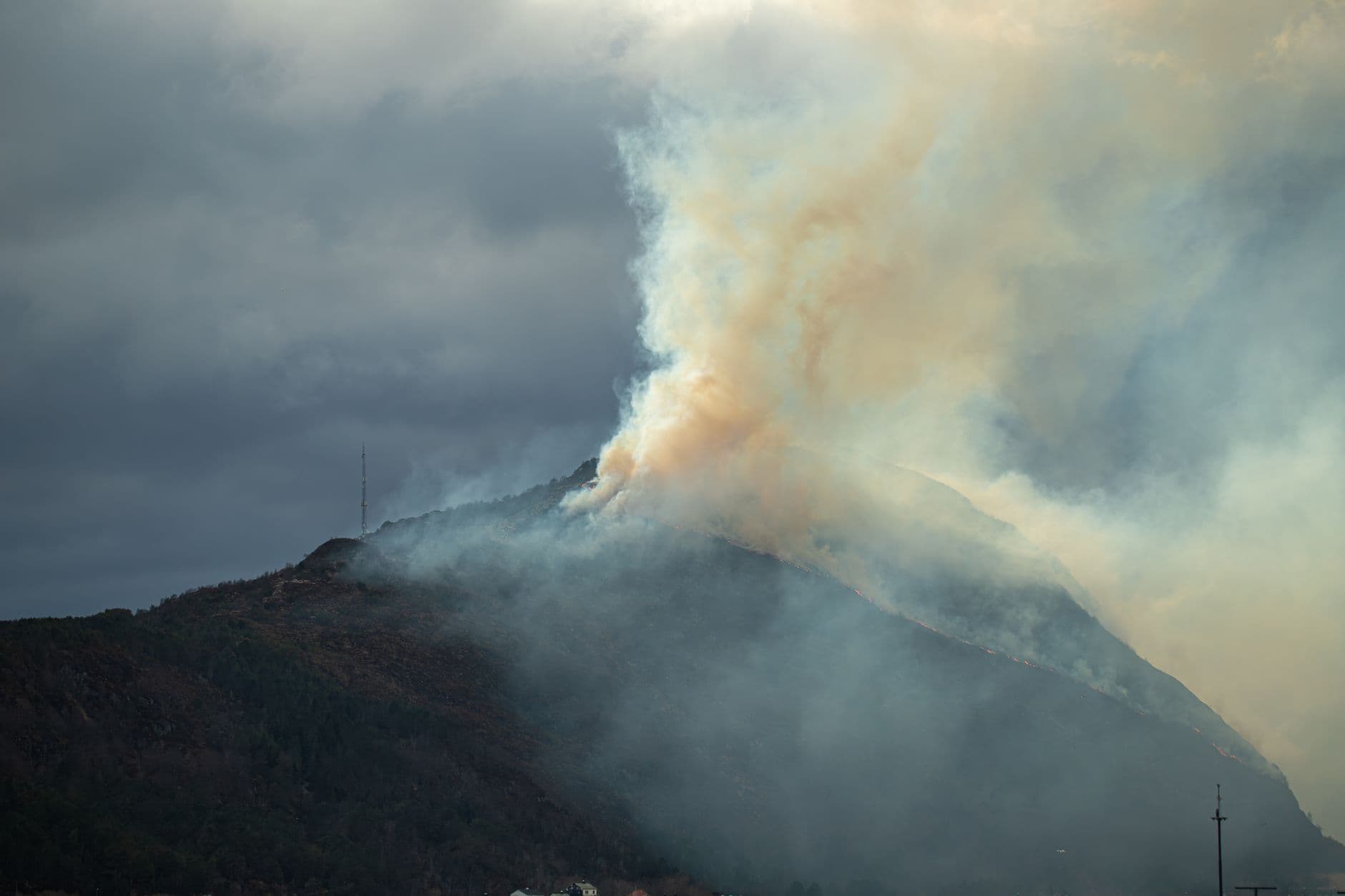 Hiking in Smoke: What the AQI Number Actually Means for Your Lungs on a Climb