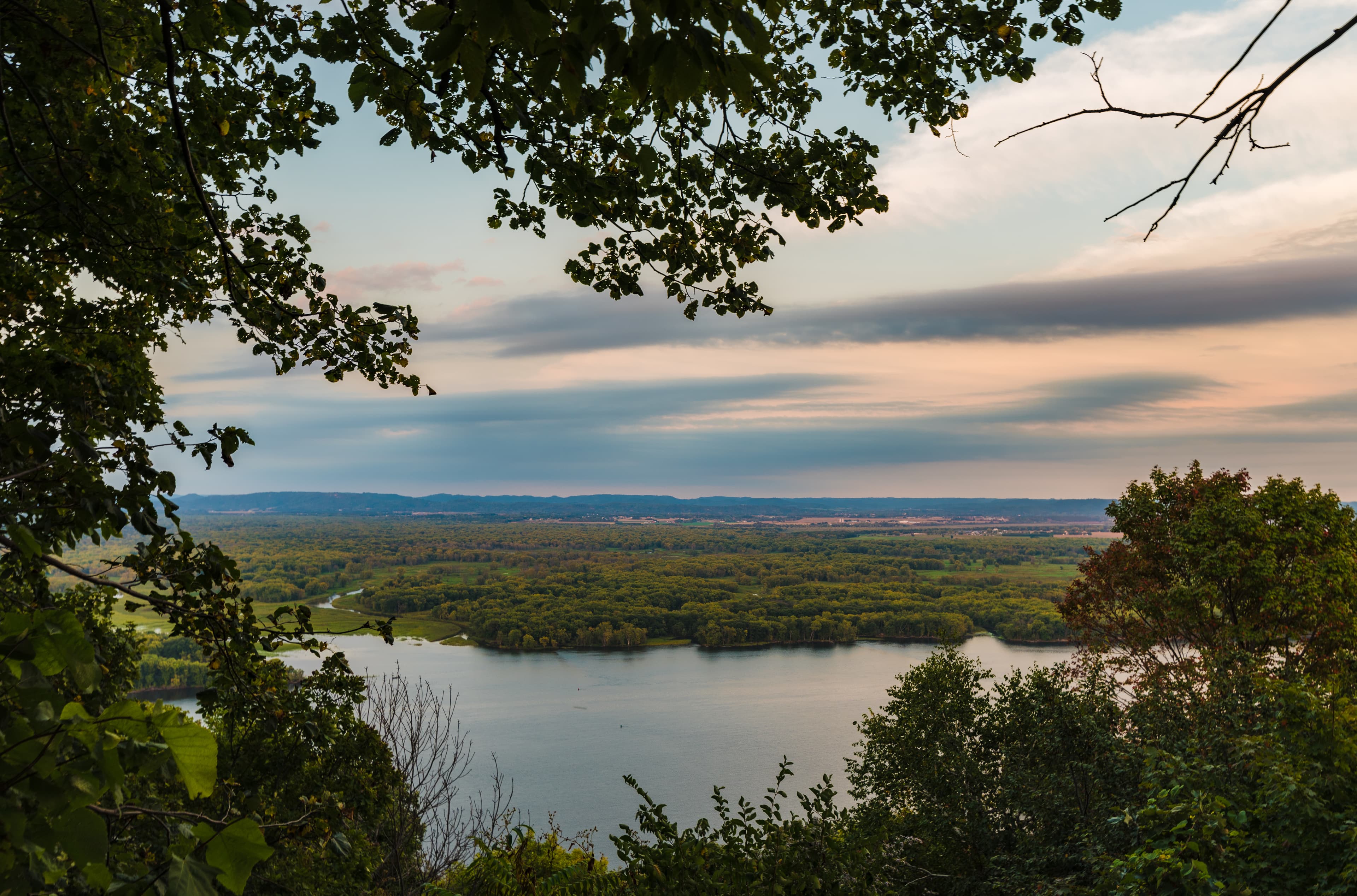 How to Fish the Mississippi River: A Beginner's Guide to Walleye, Smallmouth, Panfish, and Giant Catfish