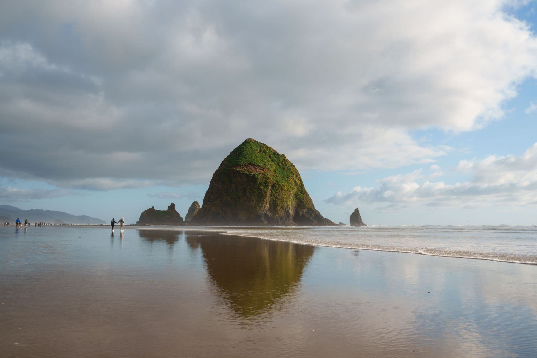 Hiking the Oregon Coast: Headlands, Tide Tables, and the Trails That Reach the Beach